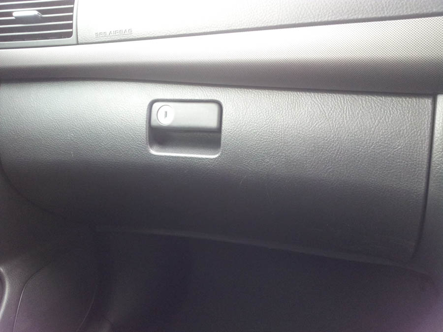 Toyota Avensis T3-X glove-box